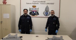 Padre consegna droga al figlio nel carcere Pagliarelli a Palermo, arrestato