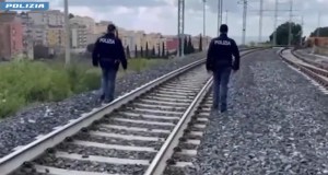 Sassi e cemento sui binari, denunciati due minorenni per attentato alla sicurezza dei trasporti