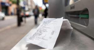 Scontrino del bancomat, il Codacons avverte: non lasciarlo allo sportello, ecco perché