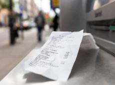 Scontrino del bancomat, il Codacons avverte: non lasciarlo allo sportello, ecco perché