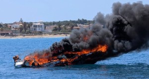Paura al largo di Marzamemi: barca in fiamme, salvi i 2 diportisti