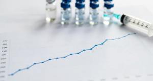 Vaccino Covid e morte improvvisa, il legame “è un assunto assolutamente falso”