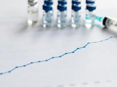 Vaccino Covid e morte improvvisa, il legame “è un assunto assolutamente falso”