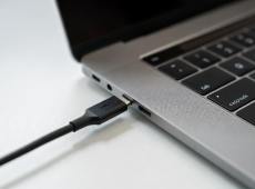 Dal 28 aprile i laptop cambiano per legge: cosa troverai (e cosa non troverai più) nella scatola