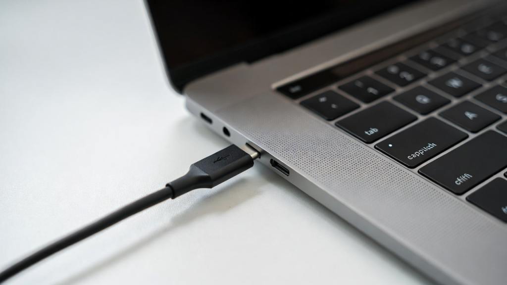 Cavo USB-C collegato a un laptop — obbligo UE dal 28 aprile 2026
