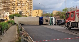 Traffico paralizzato a Palermo, grosso Tir ribaltato blocca la via Messina Marine