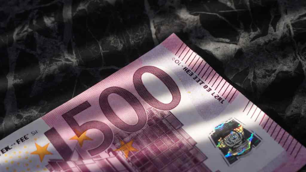 Banconota da 500 euro su superficie scura — BCE, ritiro e nuove banconote 2026