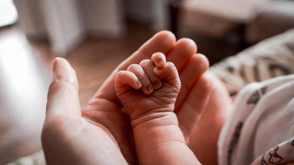 bonus nuovi nati 2026 INPS 1000 euro neonato mano genitore