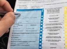 Hai ancora il modulo blu in auto? Da oggi non basta più: ecco cosa le assicurazioni devono darti