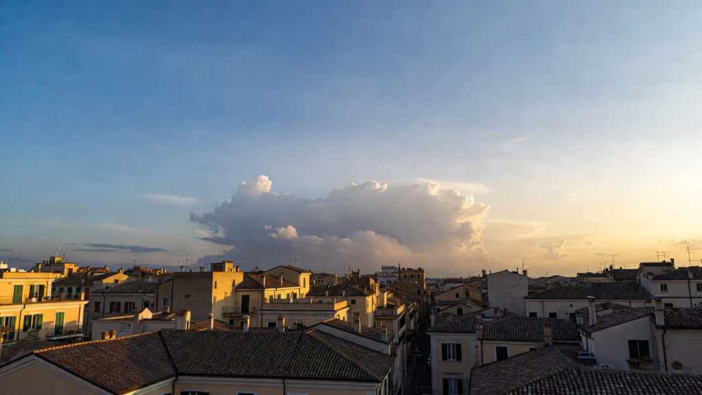 cielo sereno con temporali in arrivo