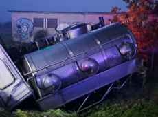 Scontro autocarro e auto, 3 morti e un ferito grave