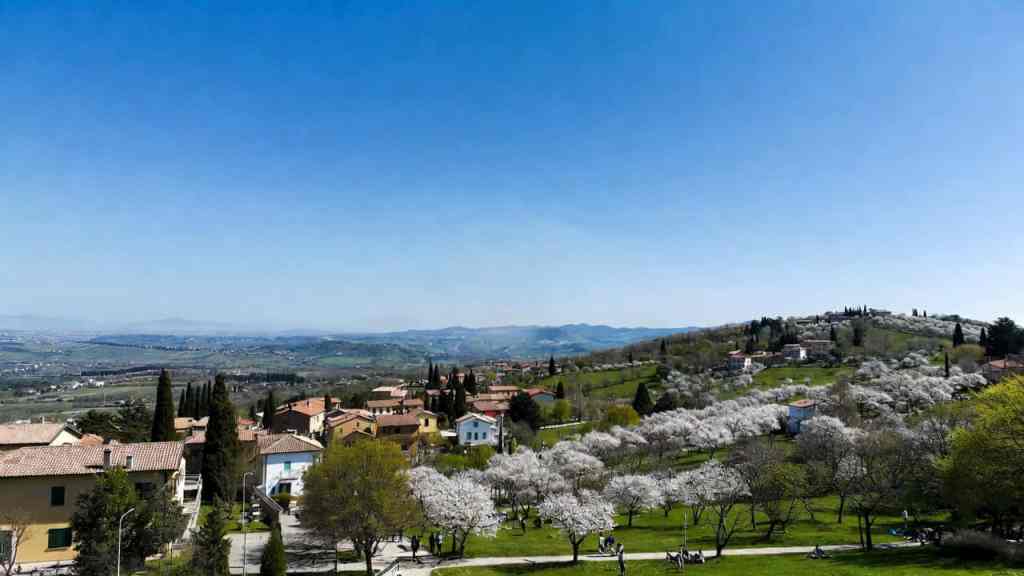 Paesaggio italiano primaverile con sole intenso e caldo anomalo causato dall’anticiclone africano