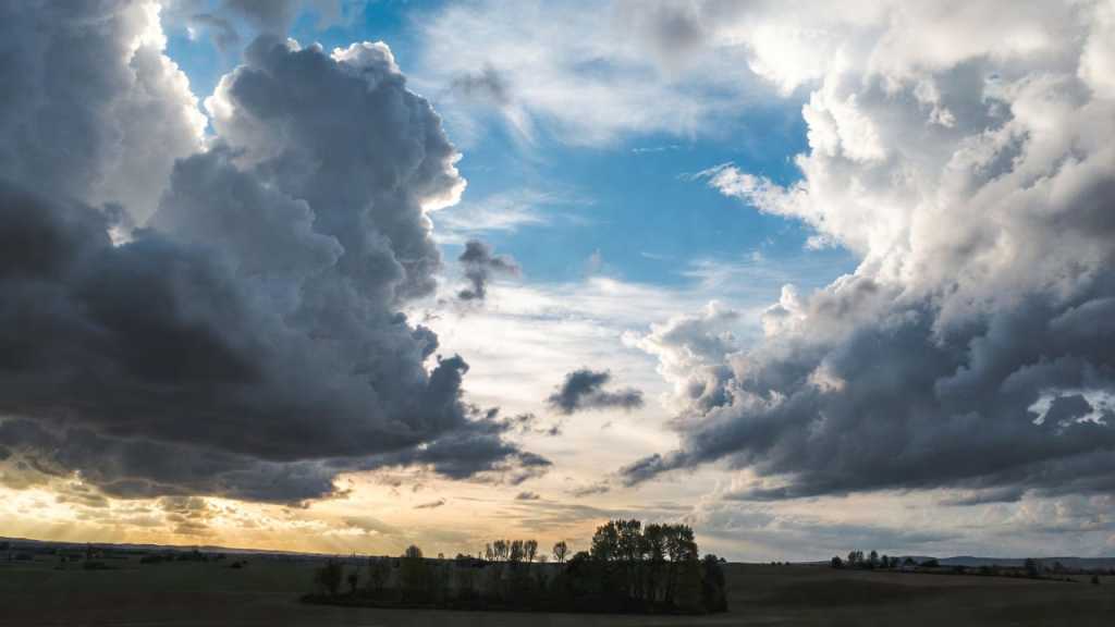 cielo variabile con nuvole e sole in Italia durante cambiamento meteo primaverile