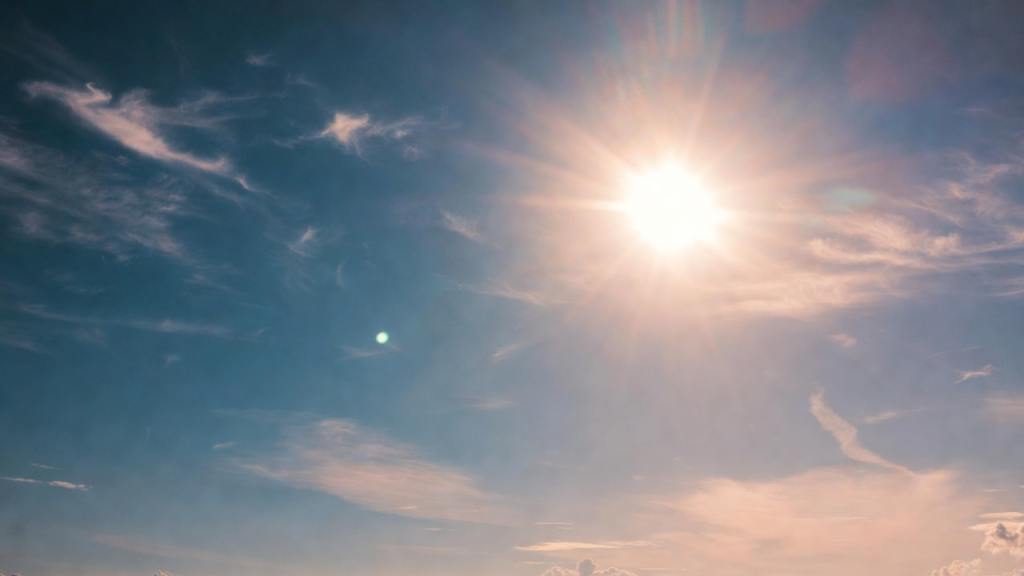 cielo sereno con sole estivo in Italia