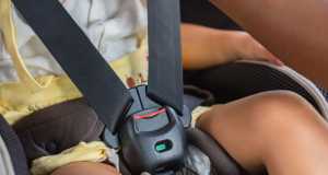 Neonata lasciata in auto sotto il sole mentre i genitori fanno la spesa