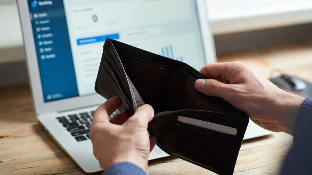 Portafoglio vuoto e schermata conto corrente a saldo zero — pignoramento partita IVA 2026