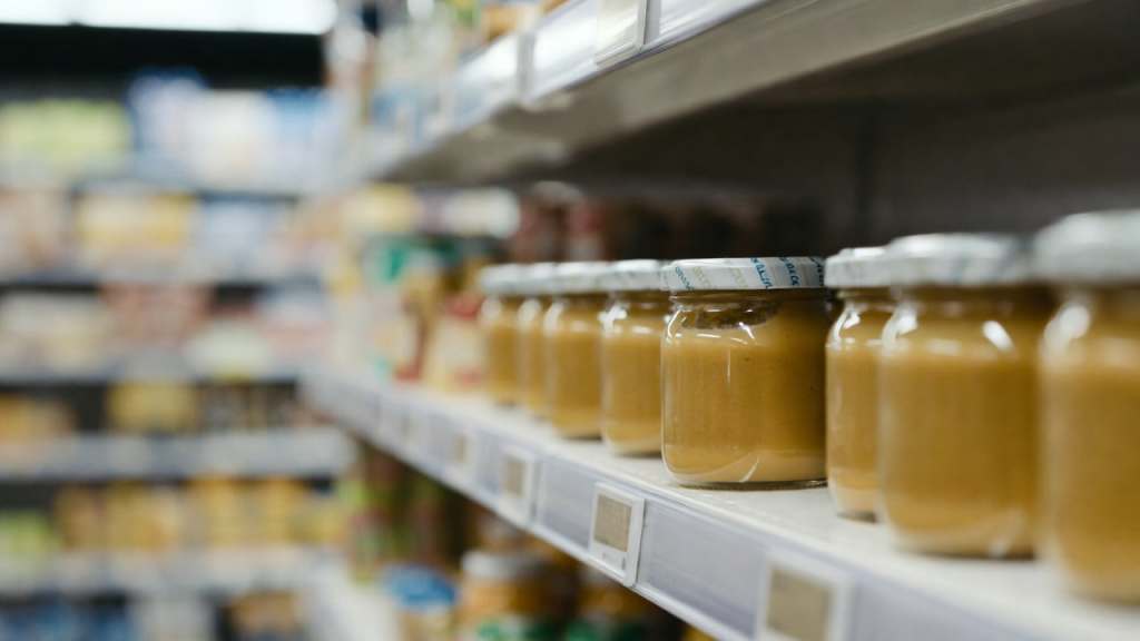 Vasetti di omogeneizzati HiPP su scaffale supermercato — richiamo precauzionale in Austria aprile 2026 per presenza di topicida