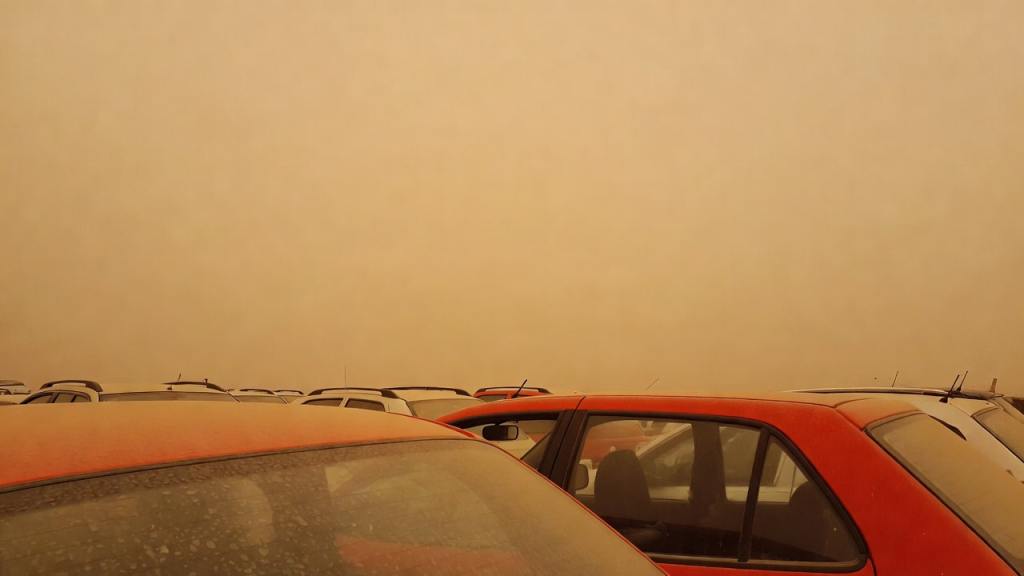 Auto sporche di sabbia sahariana dopo pioggia in Italia