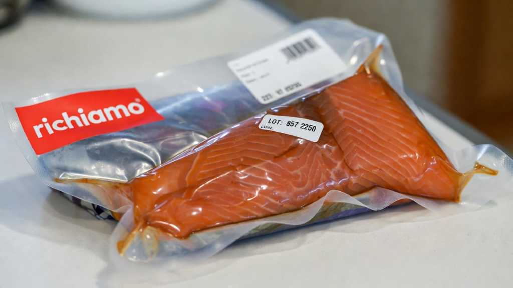 Confezione di salmone affumicato norvegese con pistacchio marchio Deluxe Lidl richiamata per rischio Listeria, lotto LC22606501