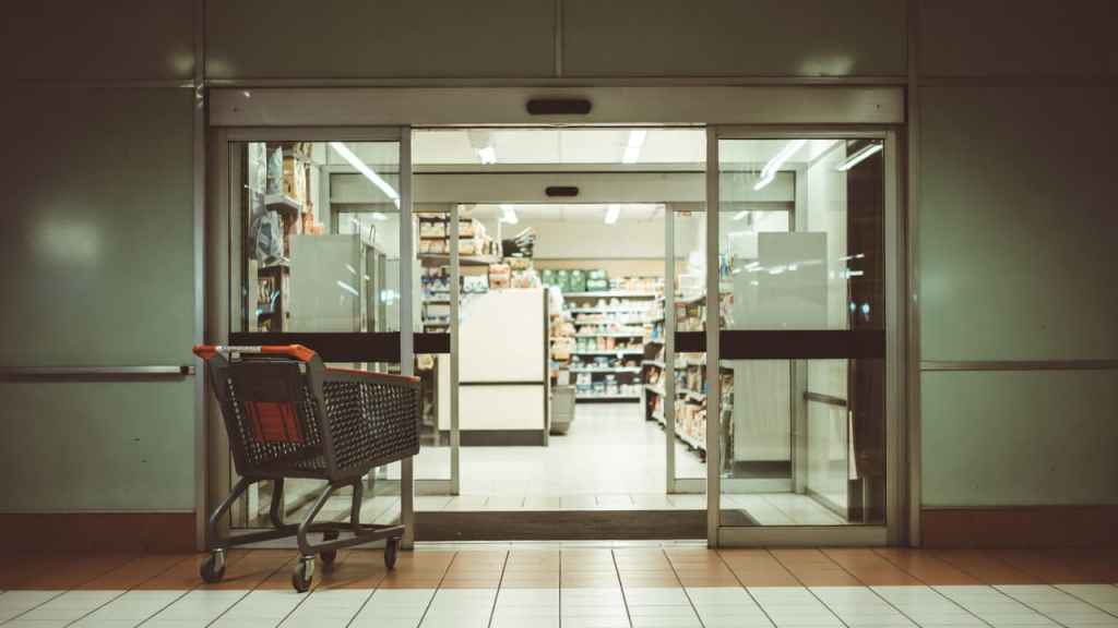 Ingresso di un supermercato italiano — guida aperture e chiusure 1° maggio 2026 Festa dei Lavoratori