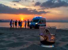 Olio motore nel drink per scherzo, 16enne finisce in ospedale