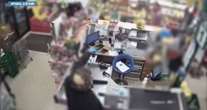 Rapina in un supermercato con una maschera in silicone, 51enne arrestato a Roma