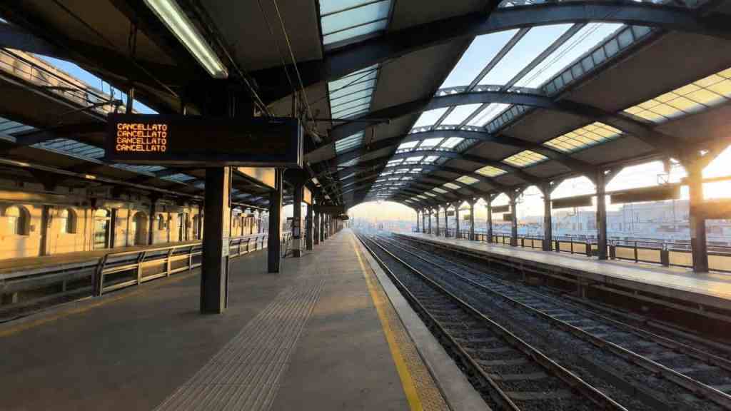 Banchina di stazione ferroviaria vuota, sciopero generale 18 maggio 2026 treni cancellati Italia