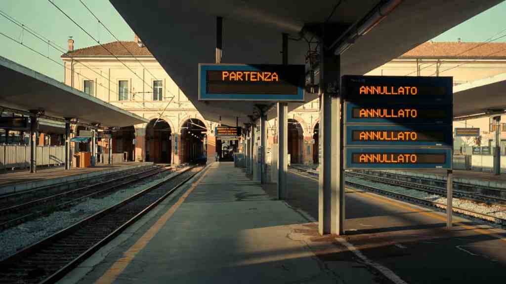 Banchina ferroviaria vuota con tabellone cancellazioni, sciopero treni 18 maggio 2026 orari fasce garanzia