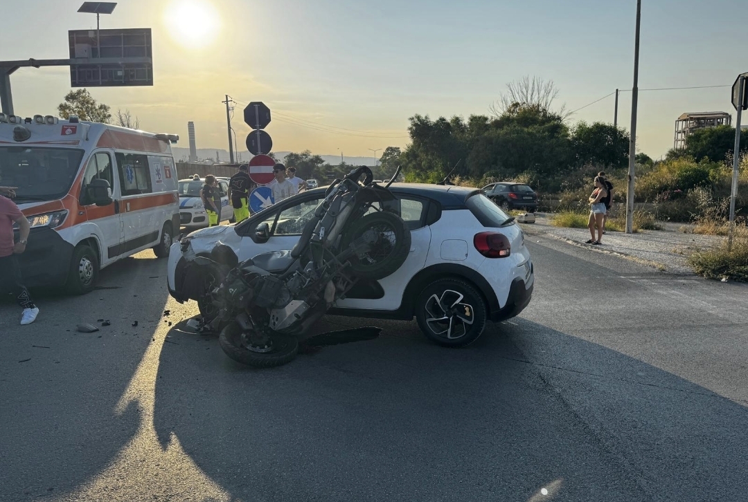 Scontro tra auto e moto a Priolo: ferito dirigente della Questura di ...