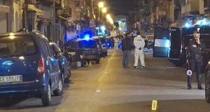 Una sola mano dietro tre sparatorie, ma i ferimenti di via Montalbo sono tutta un’altra storia