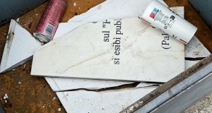Vandalizzata la targa in memoria di Giuni Russo in Piazza Castelnuovo, Samonà: “Profondo sconcerto sia ripristinata”