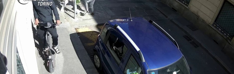 Torino, anziana reagisce allo scippo e fa arrestare un giovane ladro