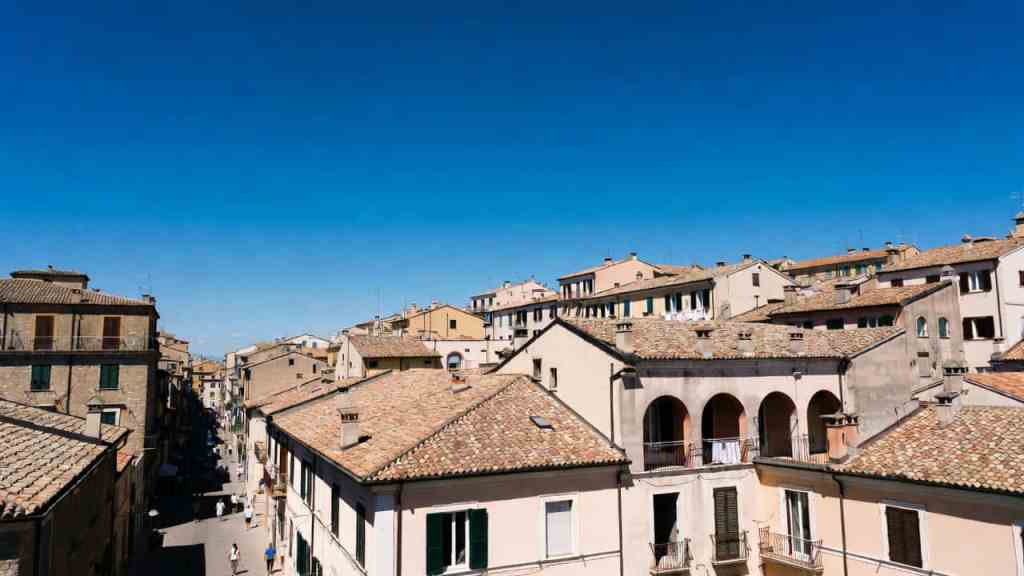 Anticiclone africano porta caldo estivo sull’Italia con temperature fino a 32 gradi.