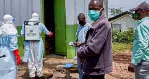 Ebola fuori controllo in Congo: funerali vietati e allarme globale dell’OMS