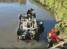 Minivan nel canale, tre operai agricoli morti mentre andavano al lavoro