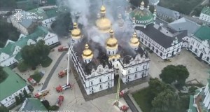 Bombardamenti nel weekend in Ucraina, in fiamme la Cattedrale della Dormizione