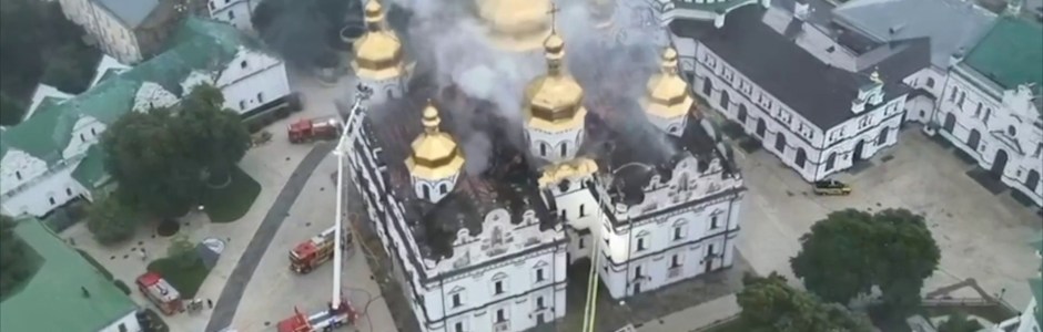 Bombardamenti nel weekend in Ucraina, in fiamme la Cattedrale della Dormizione