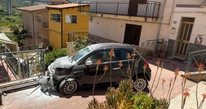 Tragedia sfiorata a Campofelice, folle inseguimento in pieno centro termina contro le ringhiere