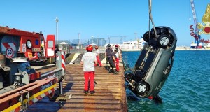 Auto cade in mare al molo Ronciglio, recuperato il corpo di una vittima