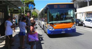Agente di polizia tedesco derubato a Mondello, i colleghi italiani gli ritrovano lo zaino sull’autobus 806