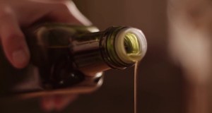 Olio extravergine sotto pressione: prezzi in calo e allarme frodi