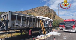 Camion in fiamme sulla Palermo-Catania, autostrada chiusa e traffico in tilt