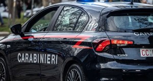 Colpisce un uomo a bastonate dopo una lite: arrestato per tentato omicidio