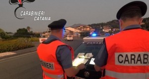 Usa il cellulare alla guida, fermata aggredisce i carabinieri, denunciata una donna