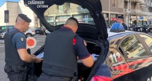 Si fingono clienti e rubano in una gioielleria, denunciata una coppia