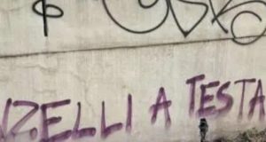 “Donzelli a testa in giù” la scritta a Firenze, bufera sul clima d’odio politico