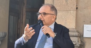 Mafia, racket e intimidazioni, l’analisi del procuratore de Lucia, informazione e social hanno un ruolo e poi ci sono i danni delle fiction