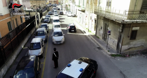 Aggredisce i militari che stanno arrestando un minorenne per spaccio