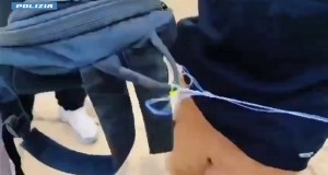 Droga nascosta nel comignolo e recuperabile con lenza a Ostia, arrestato pusher