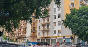 Morti gli operai in via Marturano, rimosse la gru e la pensilina del gommista